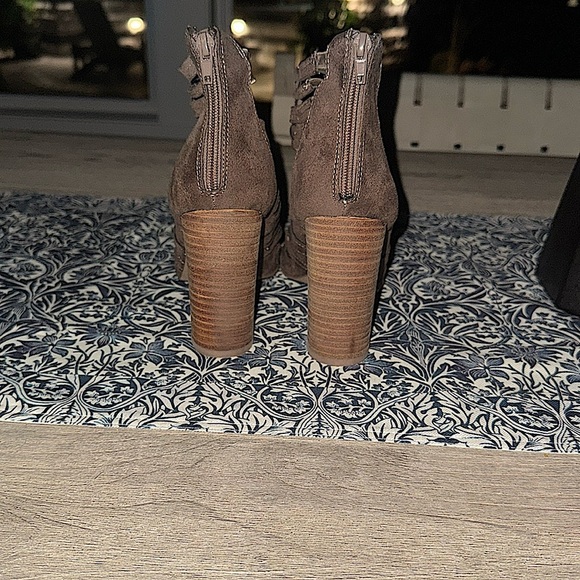 Women’s 7.5 Carlos Santanas Brown High Heals - Picture 3 of 3